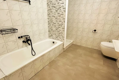 Badezimmer mit Badewanne und Dusche