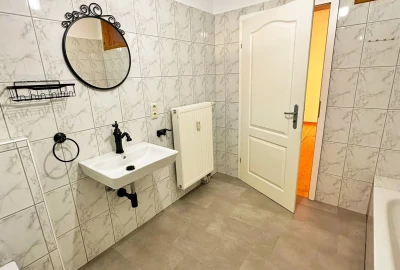Badezimmer mit Badewanne und Dusche